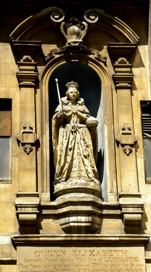 Eine Statue vor einem Gebäude.