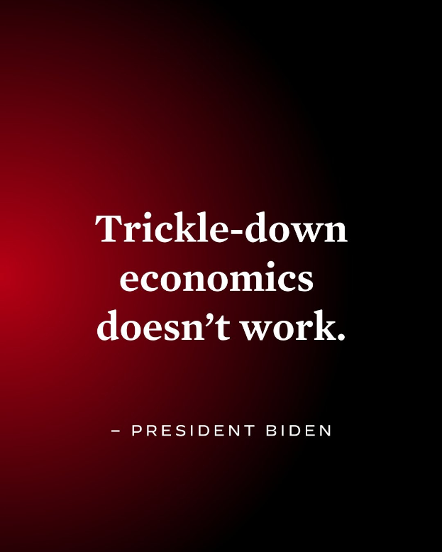 Ein Plakat mit fetter schwarzer Schrift, die den Satz "Trickle-Down Economics Doesn't Work" auf einem weißen Hintergrund liest, eingerahmt von einem dünnen schwarzen Rand, begleitet von einem Zitat des Präsidenten Biden.