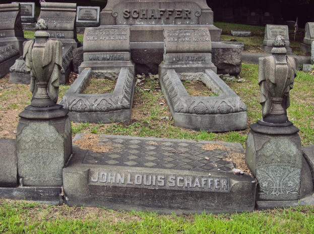 Ein Friedhof mit zahlreichen Grabst├Ątzen, einige mit "John Louis Schaffer" beschriftet, umgeben von Gras und B├Ąumen.