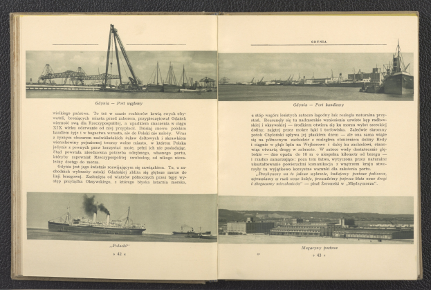 Offenes Buch mit historischen Schiffsdarstellungen und Text, das auf einer Fläche liegt.