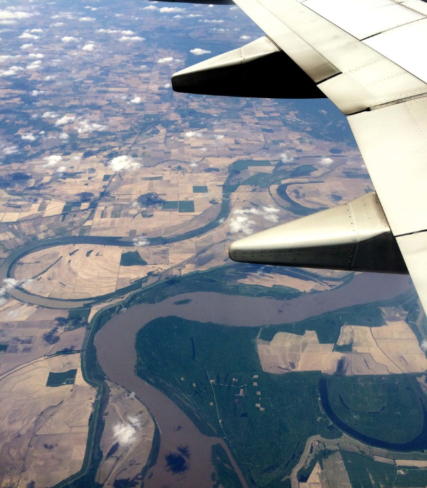 Boden mit teilweise sichtbarem Flugzeugrümpfen auf der rechten Seite.
