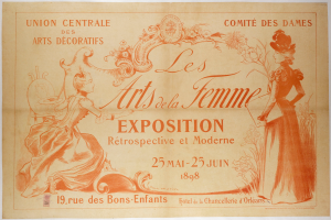 Zwei Frauen in eleganten Kleidern und klassischen Frisuren lächeln den Betrachter auf einem hellblauen Plakat an, das die Arts de la Femme Exposition bewirbt, mit fetter schwarzer Schrift, die das Ereignis beschreibt.