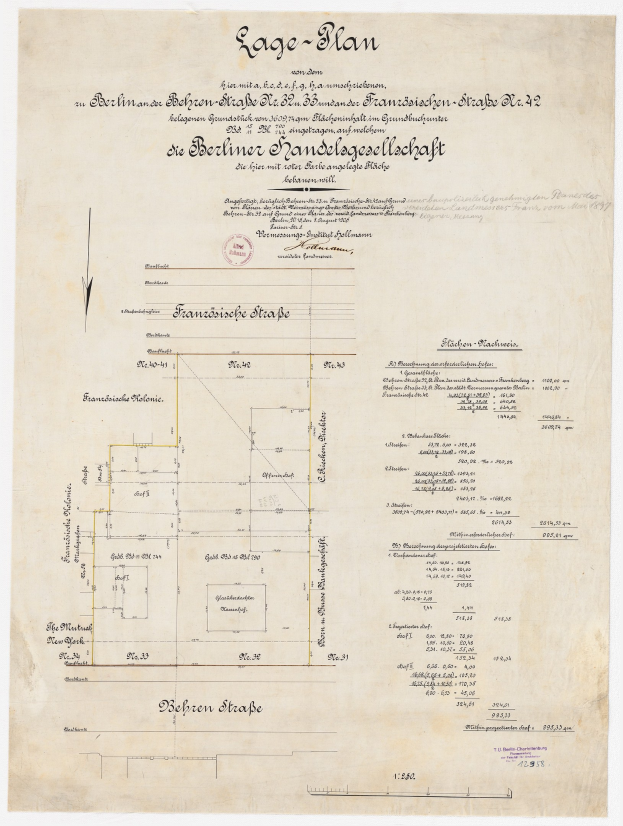 Alter Dokument mit einer handgezeichneten Grundriss des Berliner Handelagellachaft, mit Text und einem Stempel links daneben.