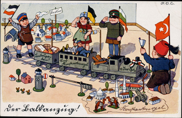 Kinder spielen mit einem Spielzeughahn auf einem Bahngleis in einer Miniaturdorf-Szene mit Häusern, Bäumen und anderen Gegenständen, mit Text unten.