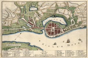 Ein altes Stadtplan von Kiel, Deutschland, der Straßen, Gebäude, Sehenswürdigkeiten und Boote auf dem Wasser zeigt, mit Text unten.