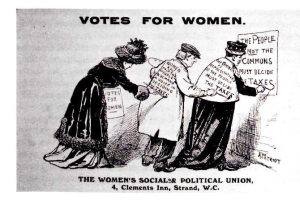 Drei Frauen in traditioneller Kleidung halten ein Papier mit der Aufschrift "Frauenwahlrecht: Women's Social & Political Union" gegen einen hellblauen Himmel mit weißen Wolken.