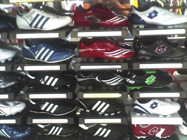 Mehrere Paar Schuhe sind ordentlich auf Regalen angeordnet.