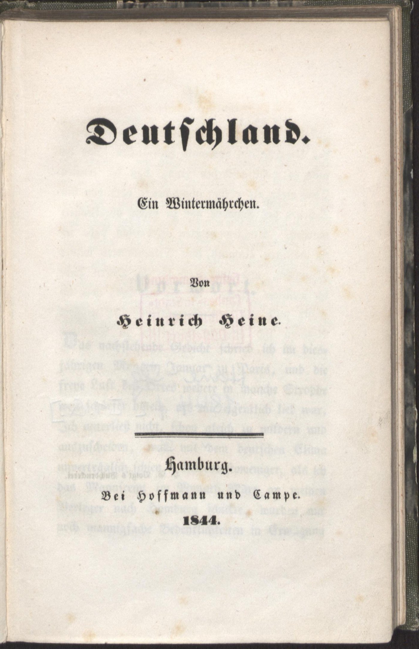 Ein geschlossenes altes Buch mit dem Titel "Deutschland" vor einem schwarzen Hintergrund.