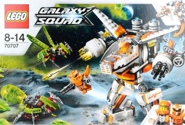 Ein Roboter wird von animierten Personen bedient, mit künstlichen Vögeln, die fliegen, Planeten, Boden und Sternen am Himmel sowie einem Wasserzeichen und Text.