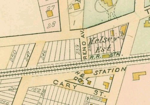 Alte Karte einer dicht bebauten Stadt mit nummerierten Grundstücken, Textanmerkungen und einer 'Grundstück-zu-Verkauf'-Anzeige unten.