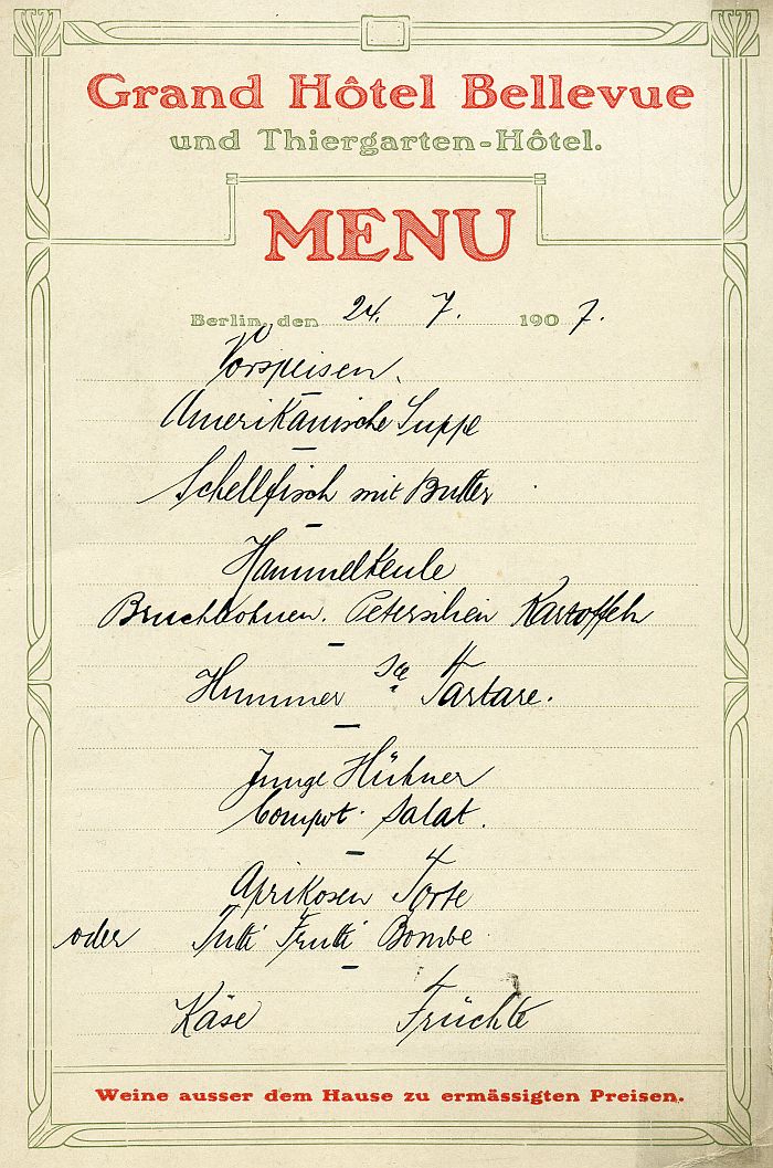 Eine alte Speisekarte des Grand Hotel Bellevue in Berlin, Deutschland, mit Text und Zahlen zu den Angeboten.