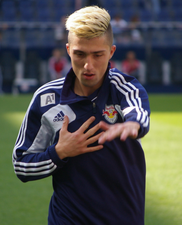 Ein junger Mann in einem blauen Trikot des Everton FC steht auf einem grünen Fußballfeld.