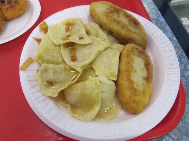 Mehrere Essensplätze sind auf einer roten Fläche positioniert, mit zusätzlichen Essensplätzen auf der rechten Seite sichtbar.