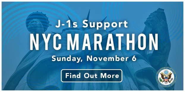 Plakat, das den New York City Marathon am 6. November anpreist, mit dem Text "j-1s support NYC Marathon" und dem Logo des Events.