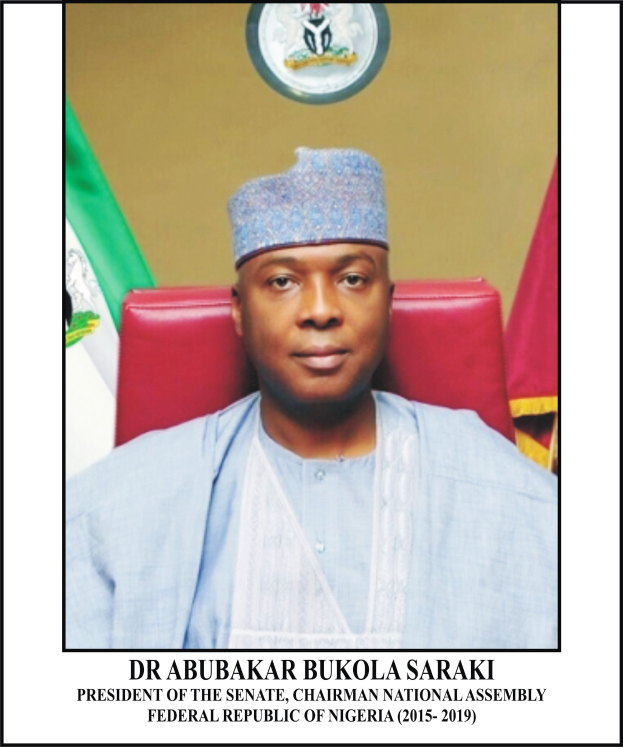 Dr. Abubakar Bukola Saraki, Präsident des Senats, sitzt in einem blauen Gewand und Hut mit zwei Flaggen und einem Logo dahinter und einem Rahmen mit Namen unten.