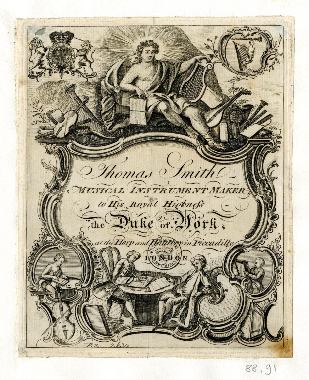 Thomas Smith, ein Mann in einem weißen Hemd mit ernstem Gesichtsausdruck, sitzt auf einem Stuhl umgeben von Musikern, die verschiedene Instrumente spielen, wobei der Text "Thomas Smith Musikinstrumentenbauer" sichtbar ist.