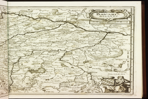 Ein aufgeschlagenes Buch, das eine detaillierte Karte von Bayern zeigt, mit Städten, Dörfern, Flüssen und anderen geographischen Merkmalen.