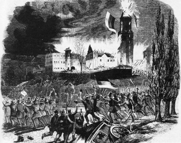 Eine Schwarz-Weiß-Zeichnung einer Gruppe von Menschen, die vor einem Schloss stehen und Fahnen schwenken, mit Bäumen, Gebäuden und Feuer im Hintergrund und einem Text am unteren Rand, der 'Die Schlacht von Leipzig' lautet, mit einem Fahrzeug im Vordergrund.