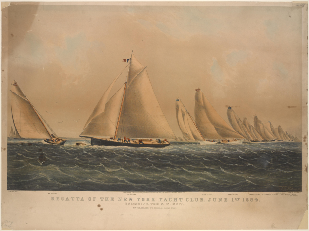 Mehrere Segelboote bei einer Regatta auf einem Gewässer mit ein paar Menschen an Bord und einem klaren Himmel mit Text auf einem Papier im Vordergrund.