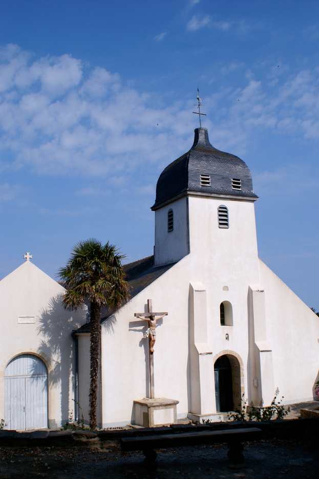 Eine Kirche ist prominent in der Bildmitte zu sehen.
