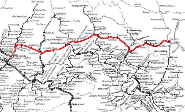 Schwarze und weiße Deutschlandkarte mit einer roten Linie, die eine Bahnroute markiert, einschließlich beschrifteter Städte und Ortschaften entlang des Wegs.