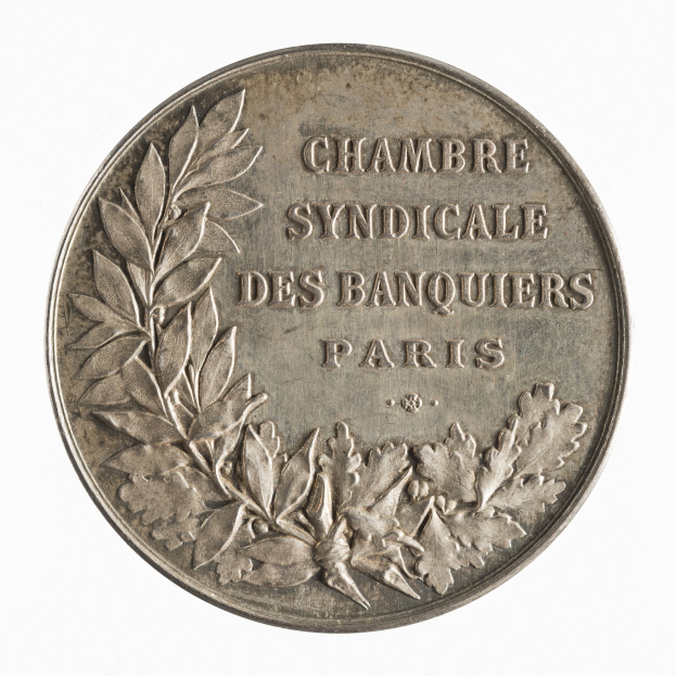 Silbermedaille mit der Aufschrift "Chambre Syndicale des Banquiers Paris" vor einem weißen Hintergrund.