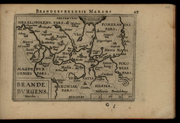 Ein altes Buch mit einem schwarzen Hintergrund, das eine detaillierte Karte der Brandenburg-Region Deutschlands zeigt, einschließlich geografischer Merkmale wie Flüsse, Berge und Städte, mit begleitendem Text, der zusätzliche Informationen bietet.