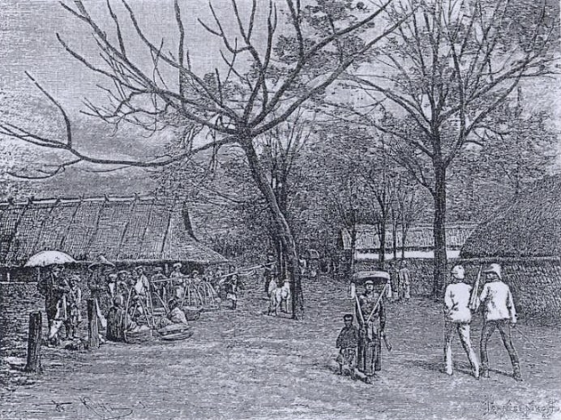 Schwarze und weiße Zeichnung von Menschen in traditioneller Kleidung, die eine Dorfstraße in den frühen 1900er Jahren entlanggehen, mit Bäumen und Hütten im Hintergrund und einigen, die Schirme halten.