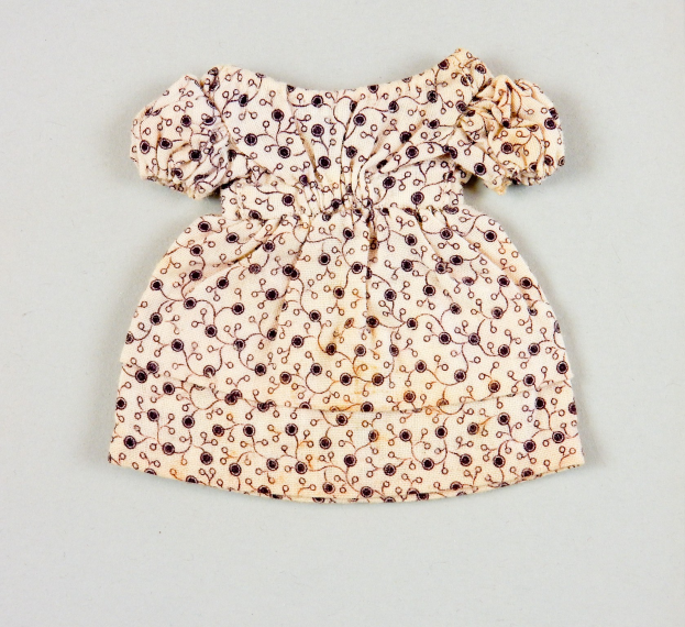 Weißes Sommerkleid mit Kniehöhe, kurzen Ärmeln, rundem Ausschnitt und vollem Rock, das ein komplexes mehrfarbiges Muster auf einem leichten Stoff aufweist, auf einer weißen Oberfläche präsentiert.