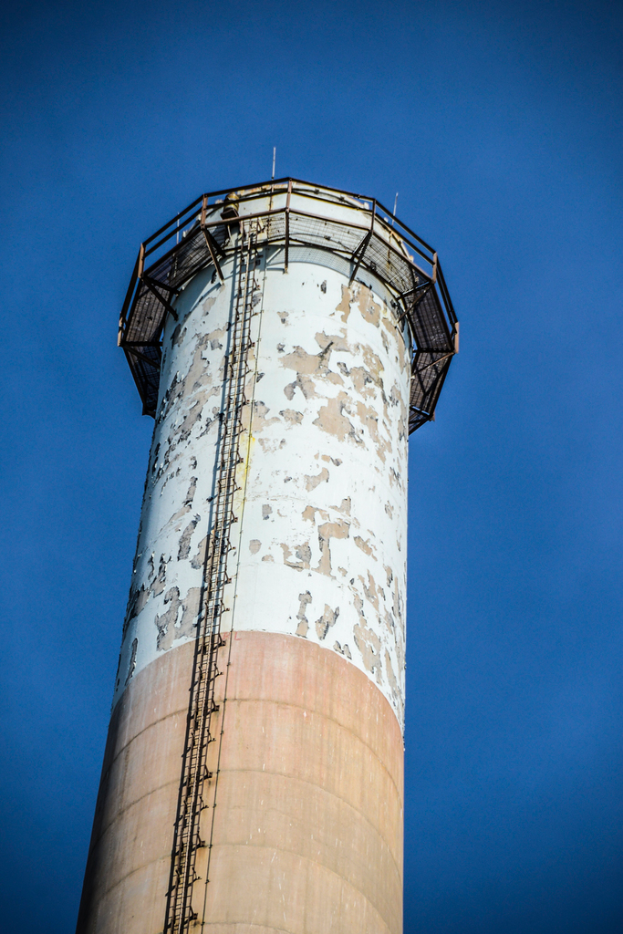 Ein großes Tankschiff mit einer Eisenleiter und einem Zaun oben.