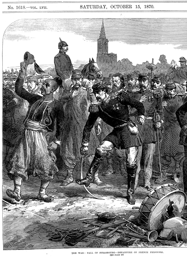 Schwarz-weißes historisches Bild einer verzweifelten Gruppe von Menschen vor einem imposanten Gebäude während des Sachsen-Anhalt-Kriegs am 15. Oktober 1870, mit einem untergehenden, orangen Sonnenuntergang.