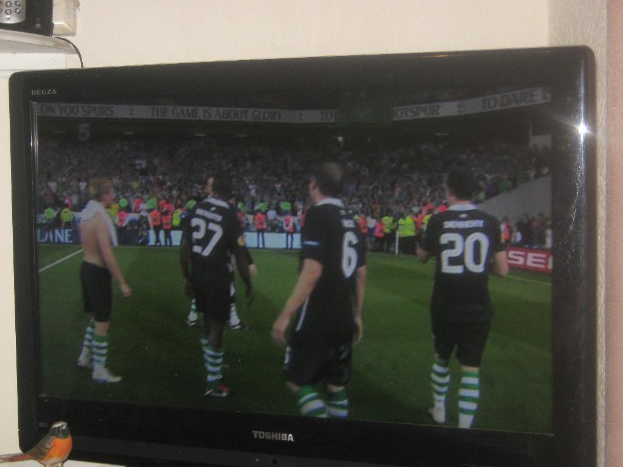 Ein Fernsehbildschirm zeigt eine Szene mit einigen Menschen.