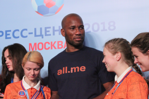 Eine Gruppe von Menschen mit Medaillen steht auf einer Bühne mit einem Banner mit Text und einem Fußball im Hintergrund, das die 2018 FIFA-Weltmeisterschaft Russland markiert.