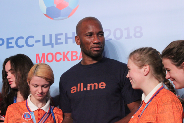 Eine Gruppe von Menschen mit Medaillen steht auf einer Bühne mit einem Banner mit Text und einem Fußball im Hintergrund, das die 2018 FIFA-Weltmeisterschaft Russland markiert.