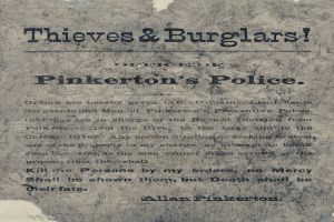 Plakat mit fetter schwarzer Schrift "Diebe & Einbrecher Pinkerton's Police" auf einem weißen Hintergrund, umrahmt von einem schmalen schwarzen Rand, zentrierter Text.