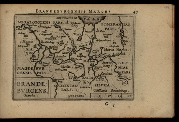 Altes Buch mit einer detaillierten Karte der Brandenburg-Region Deutschlands auf einem schwarzen Hintergrund, die geografische Merkmale und Text zeigt.