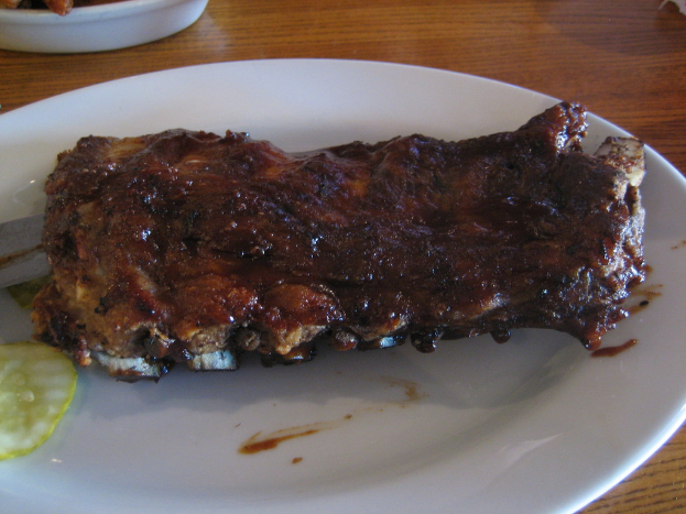 Ein Teller Fleisch auf einem Tisch.
